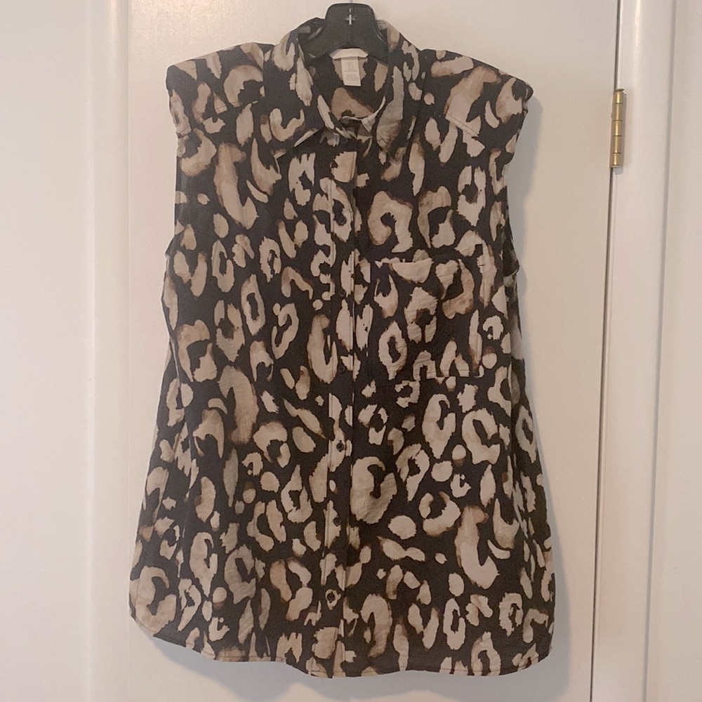 H&M collared sleeveless shirt w/ shoulder pads in animal print Sz L